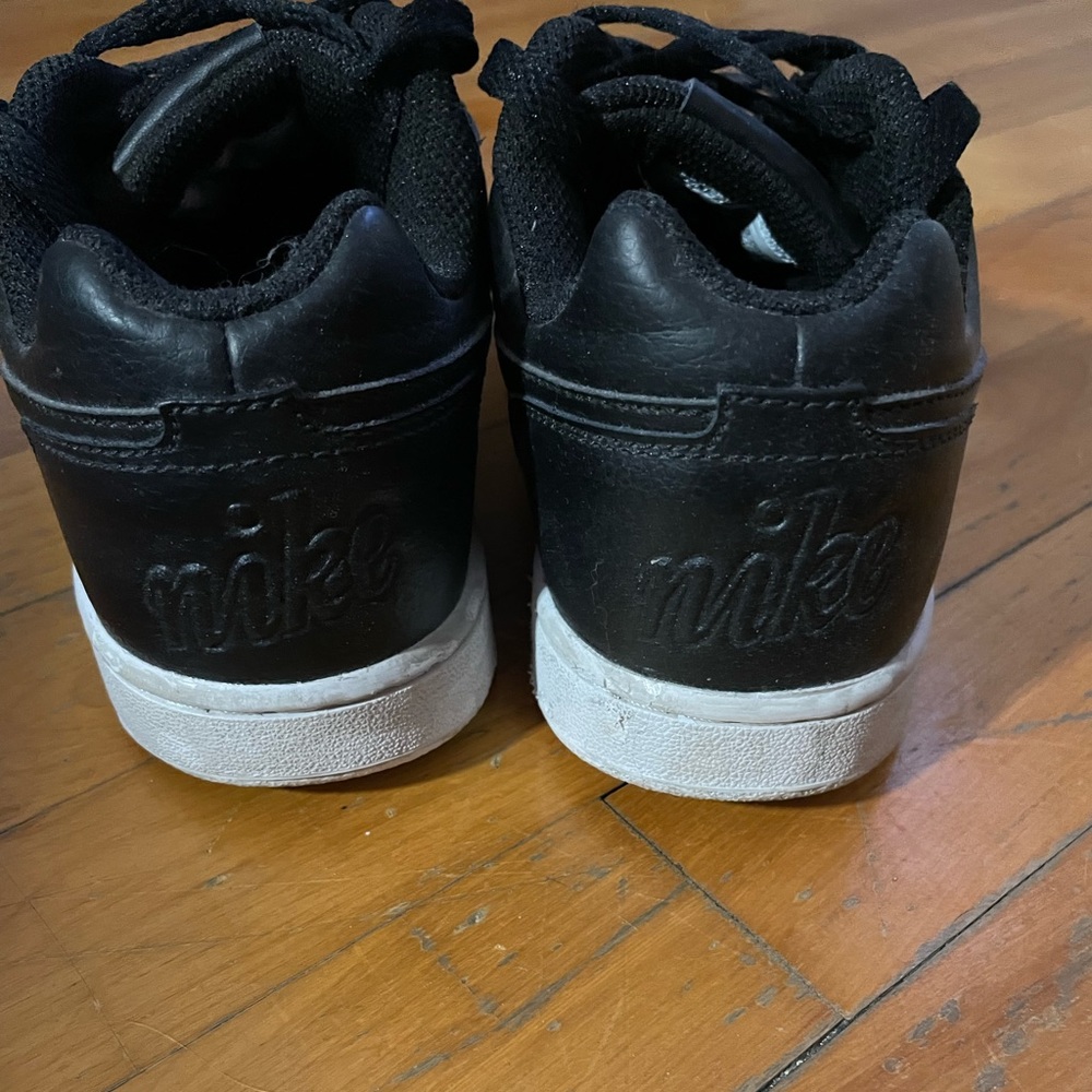Nike - Picture 3 of 4